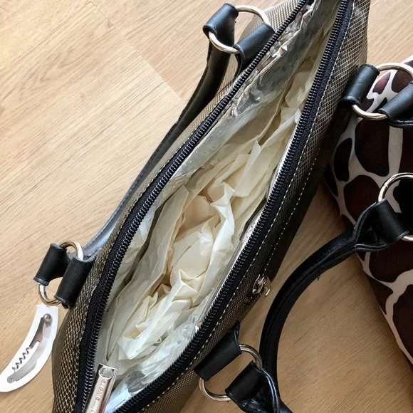 🍷Insulated Wine bags (2) with (2) wine openers - Picture 4 of 6